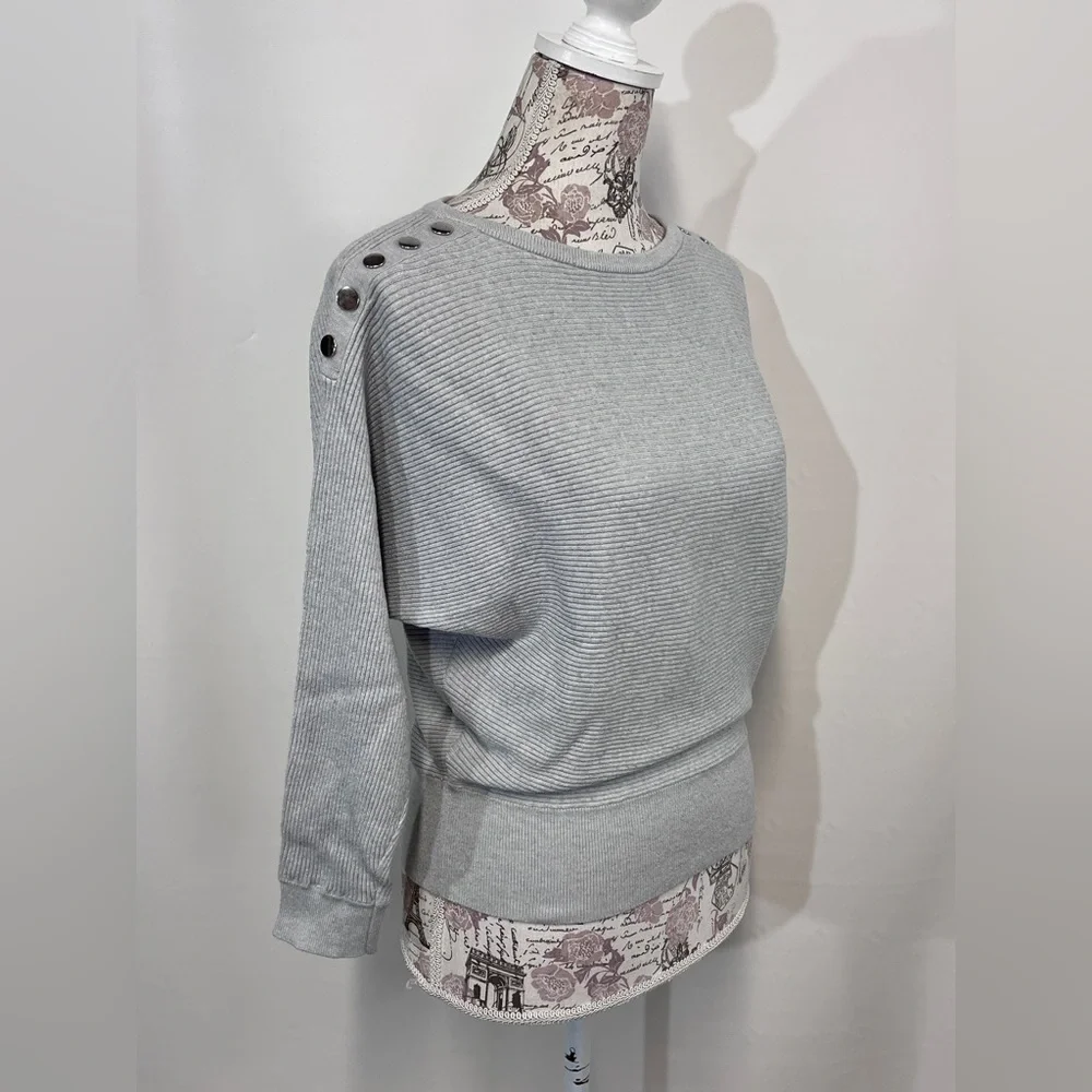 🛍️CARMEN MARC VALVO Light gray bat wing sweater‎ size S.